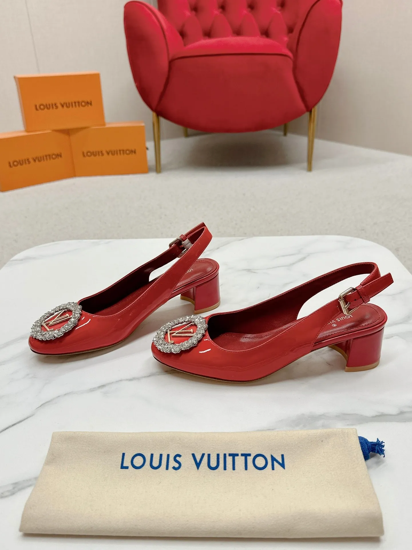 👟👟Ex-factory price 580👟👟 👑 Lv shoes This Urban Twist women's shoe is a stylish upgrade to the classic stiletto style. It is made of smooth calfskin upper with a bright silver metal toe and is engraved with the LV Circle logo, highlighting the Louis Vuitton brand characteristics. Detailed features: Calfskin material Lining: Imported full-grain sheepskin Foot pads: Imported full-grain sheepskin sole Italian genuine leather sole Heel height Two height sizes: 34-40 (34.40.41 customization is not returnable)